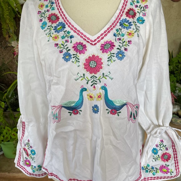 Willi Smith White Linen Embroidered Long Sleeve Top with Peacocks  size Medium - Picture 2 of 9